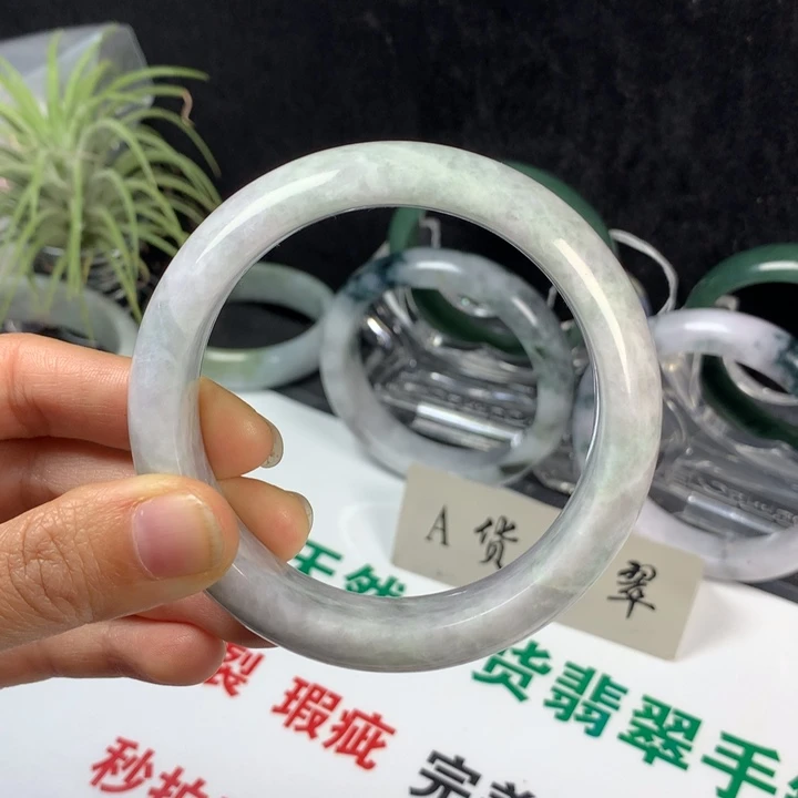 翡翠未镶嵌手镯27号。 58圈