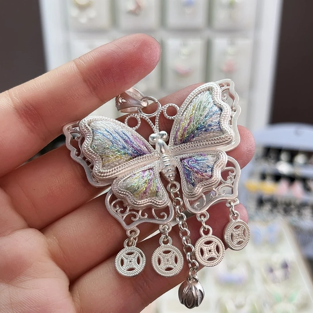 布艺合金蝴蝶吊坠