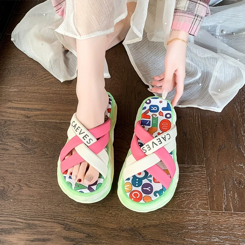 啄木鸟厚底拖鞋女夏季外穿2025新款网红涂鸦一字拖多巴胺软底凉拖