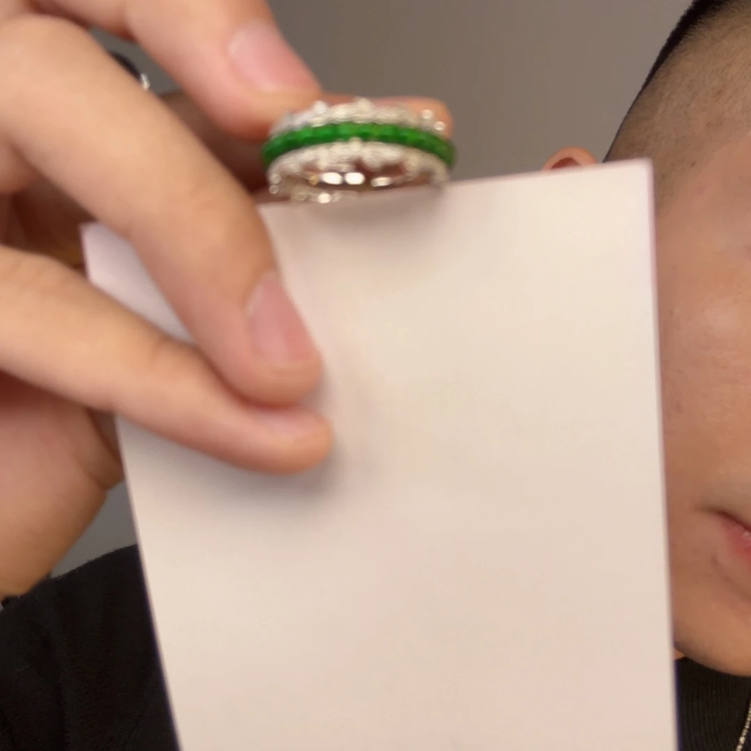 翡翠未镶嵌颈饰一件