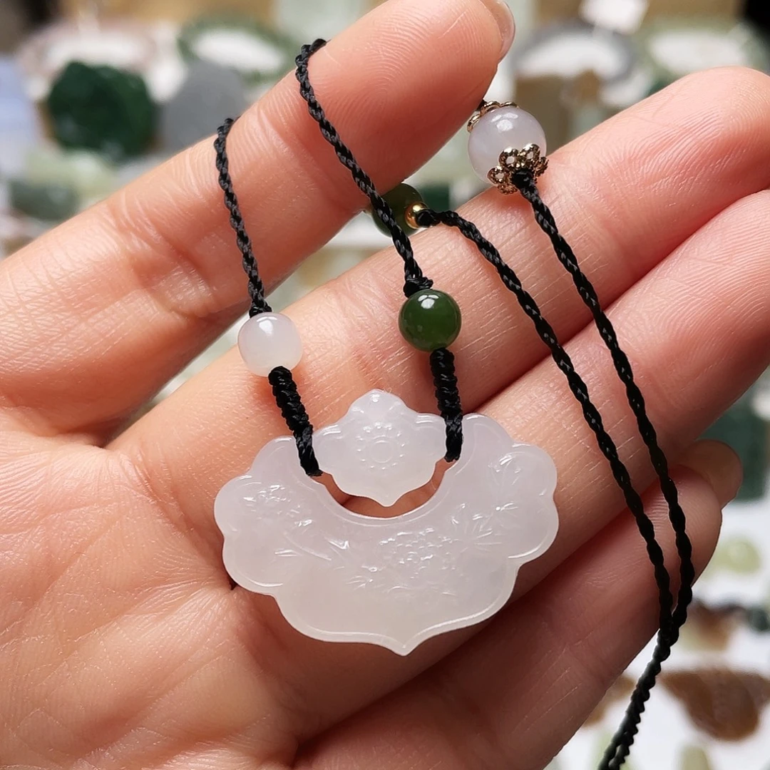 和田玉未镶嵌吊坠(赠链)冰白锦鲤锁