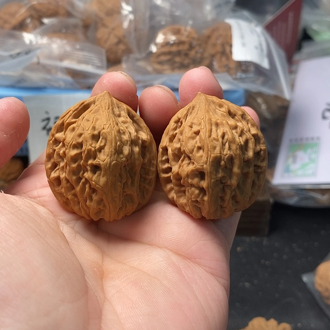 1文玩核桃油皮鸡心35-364