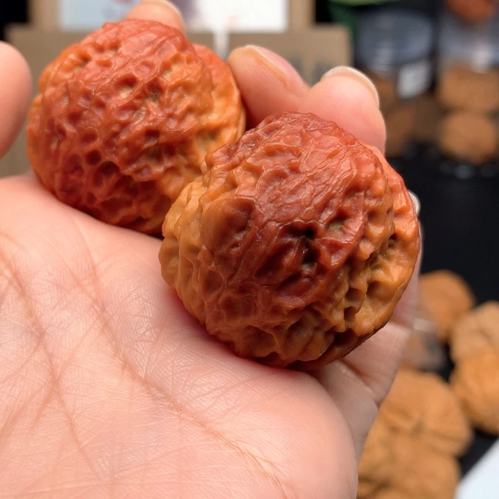桃核把件七彩牡丹花王