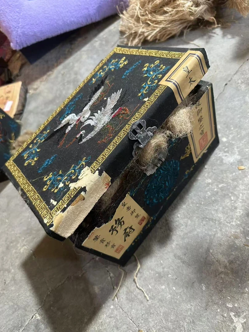 精品摆件刺绣开封木箱