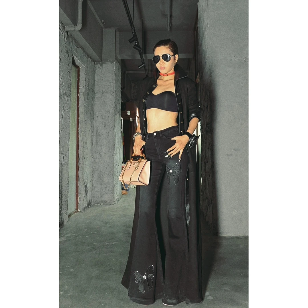 【黑色蝴蝶刺绣烫钻】AOAOMISSSHOP鳌鳌家牛仔大喇叭裤46-2-18号