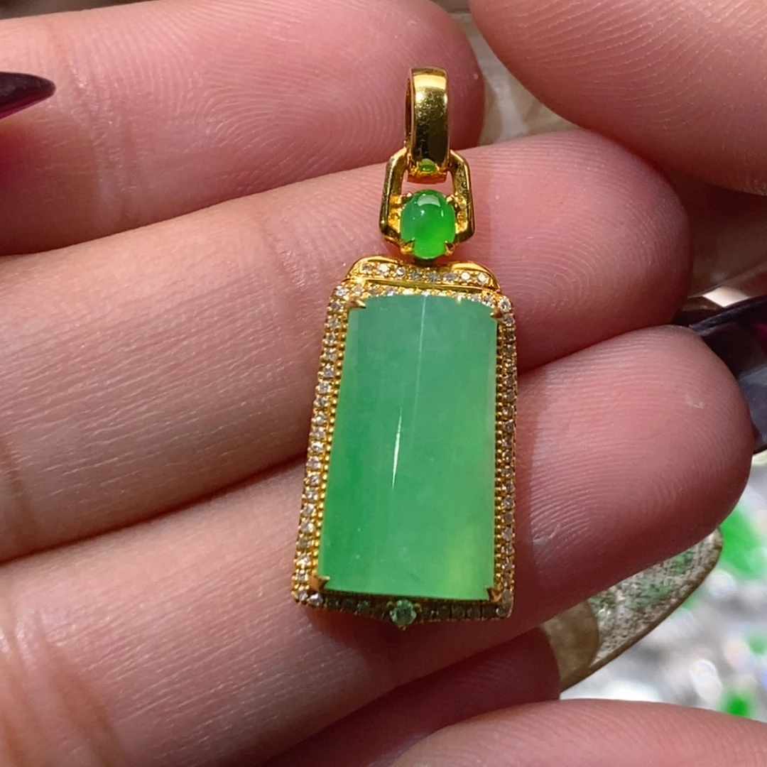 翡翠18K金镶嵌颈饰无事柱