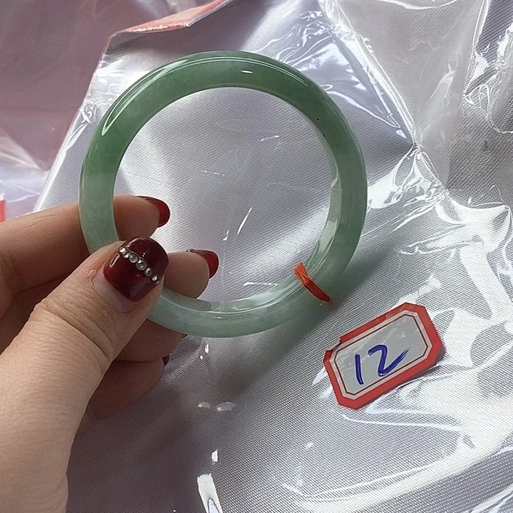 翡翠手镯未镶嵌翡翠手镯