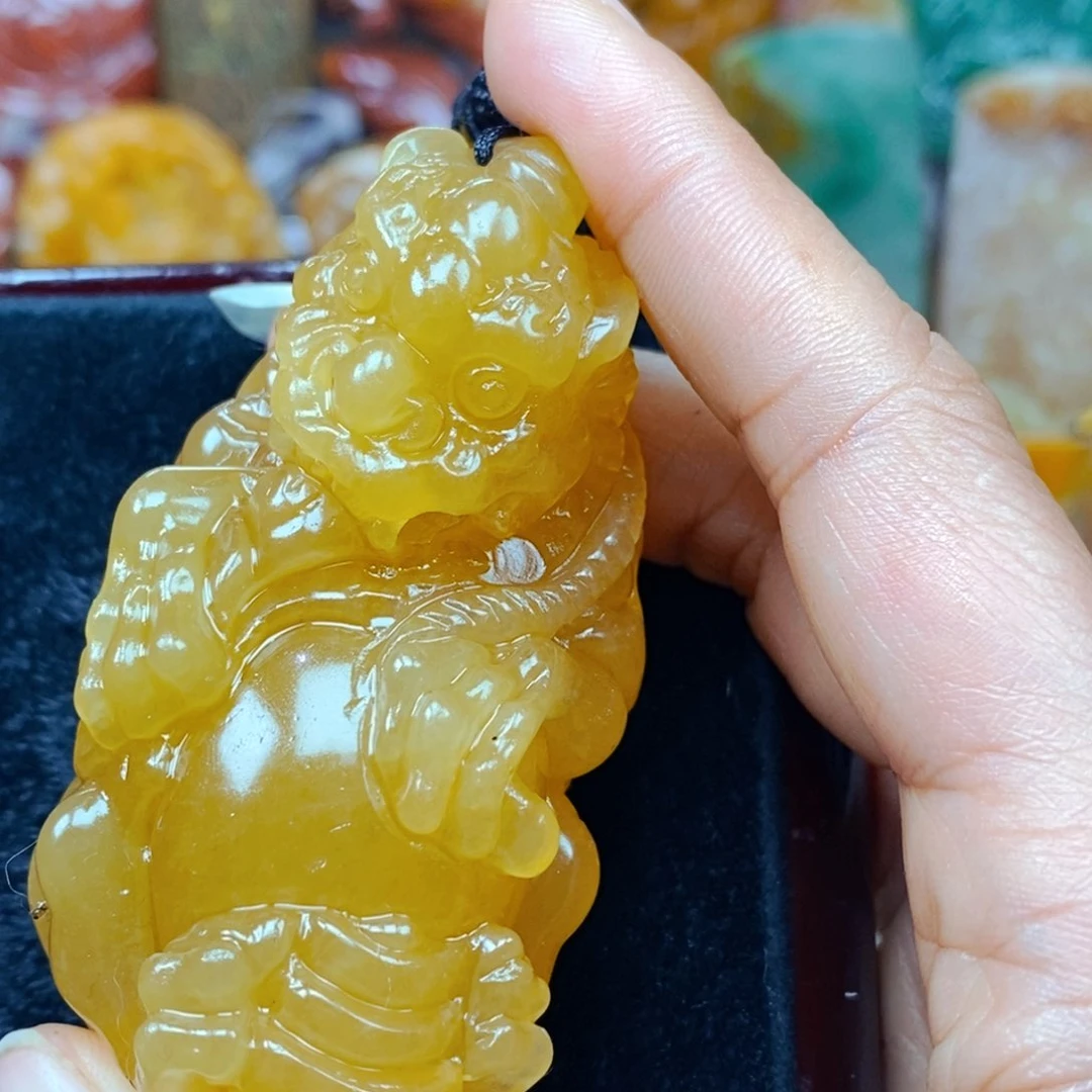 石英质玉（黄龙玉）未镶嵌颈饰