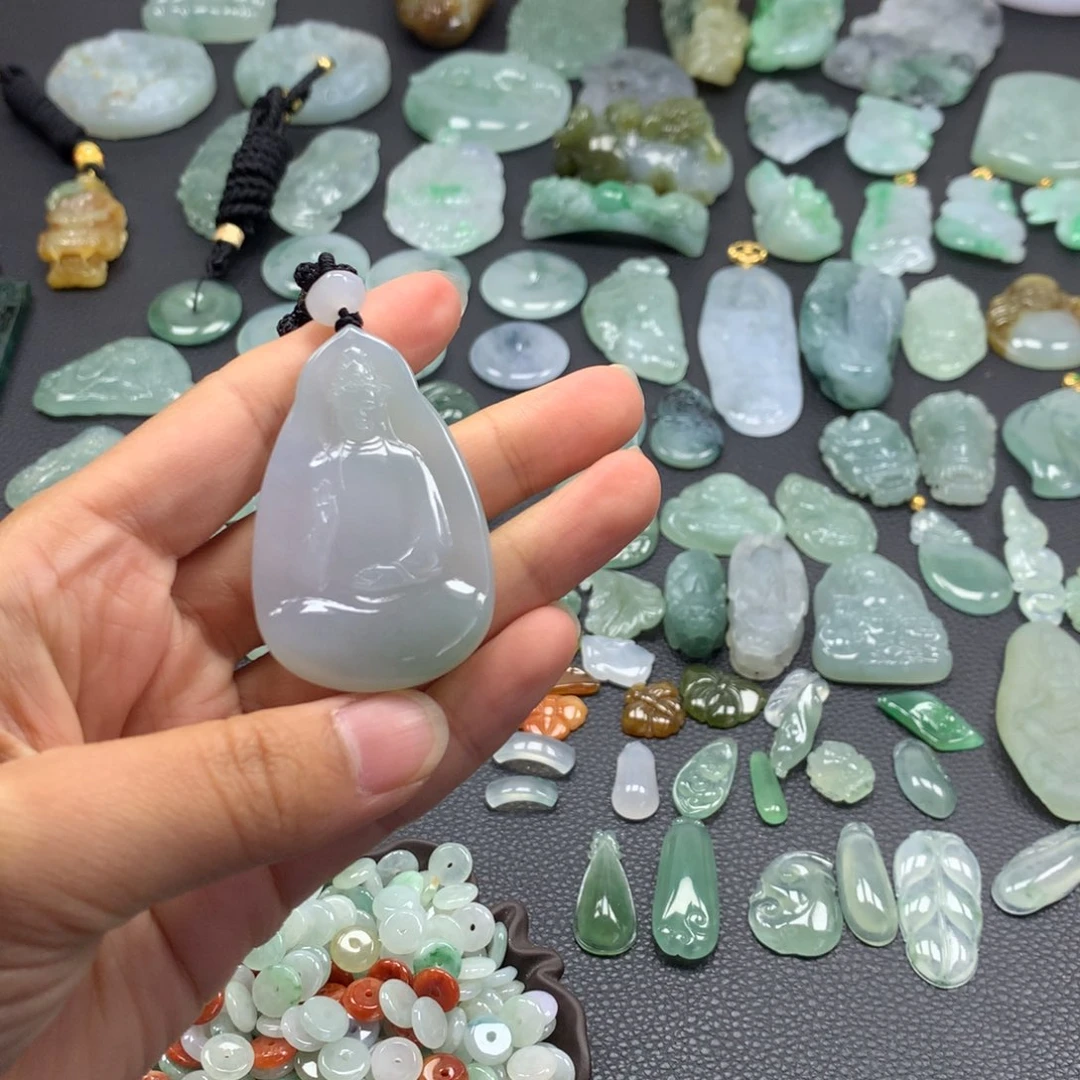 翡翠颈饰未镶嵌素衣