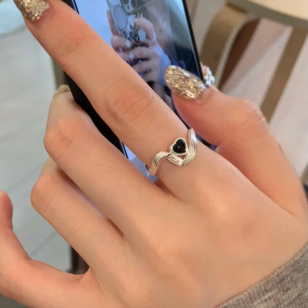 铜合金戒指 J5009黑色爱心环绕戒指高级感复古百搭指环小众设计感