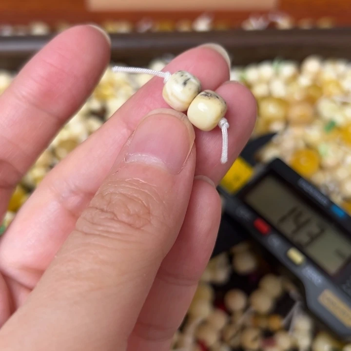 蜜蜡未镶嵌裸石7.9mm一对