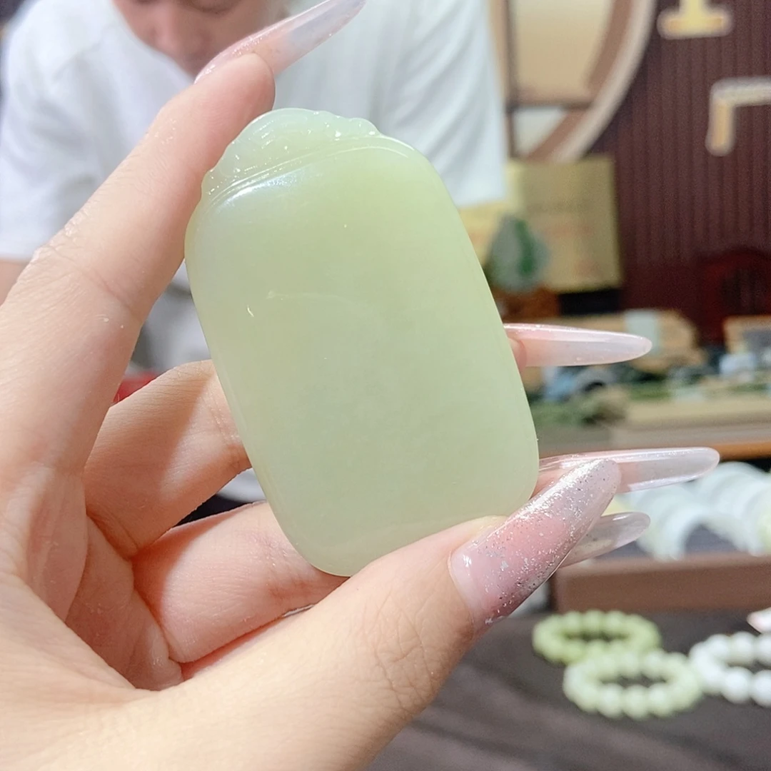 温***暖和田玉未镶嵌颈饰
