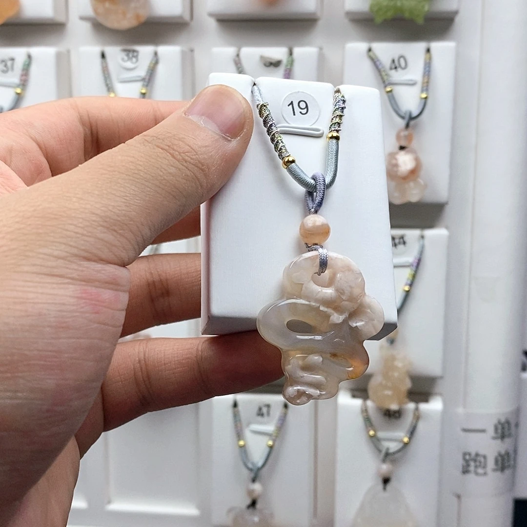 石英质玉颈饰未镶嵌两****)