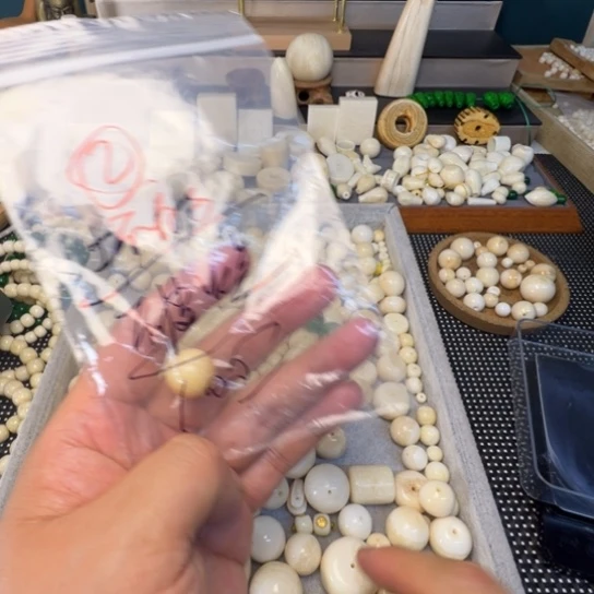 .***未镶嵌琥珀裸石16瑕疵珠子