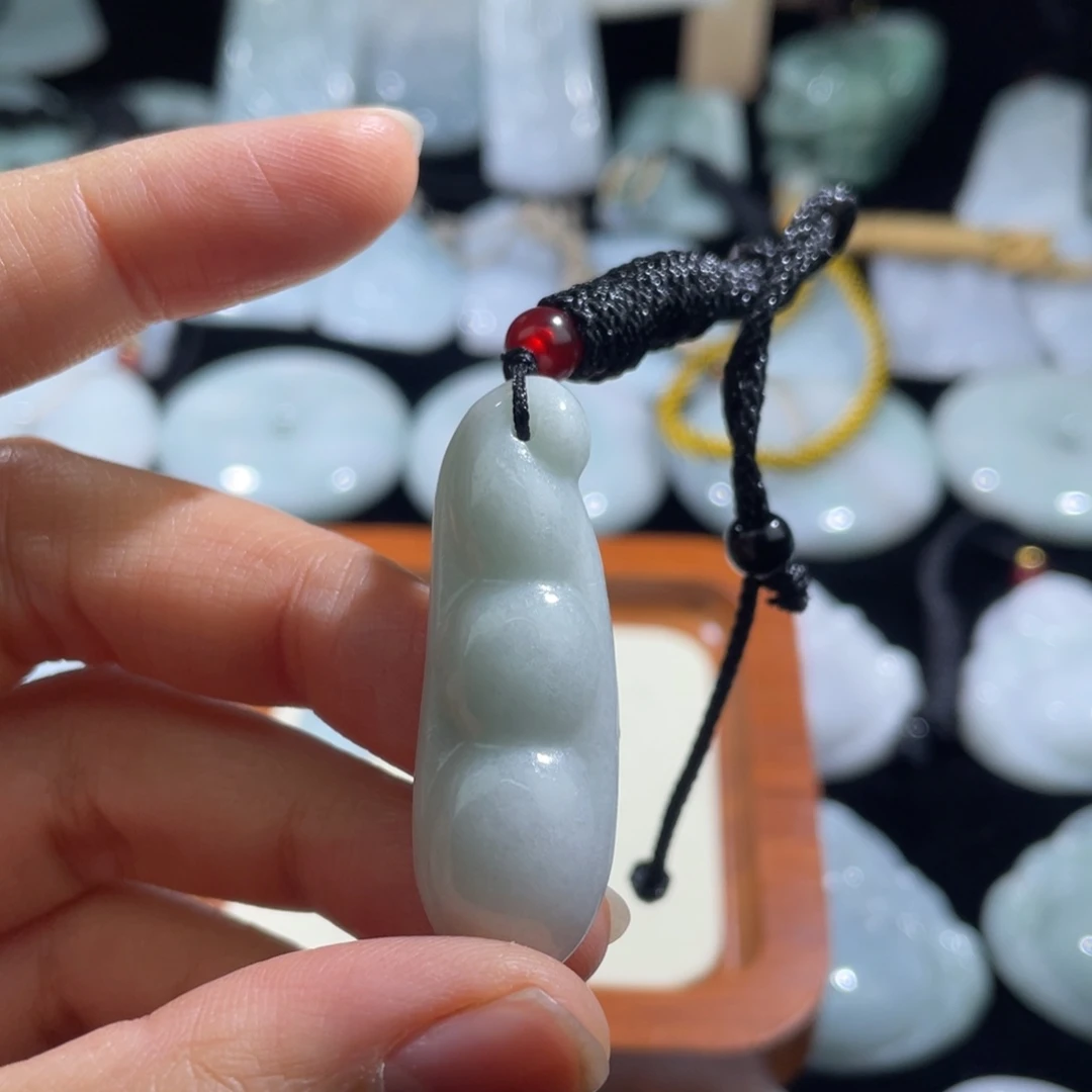 翡翠未镶嵌颈饰豆子