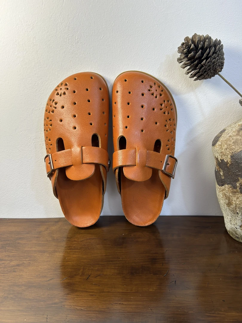 2025夏季复古牛皮舒适时尚休闲透气软底镂空防滑平底包头托QJ2548