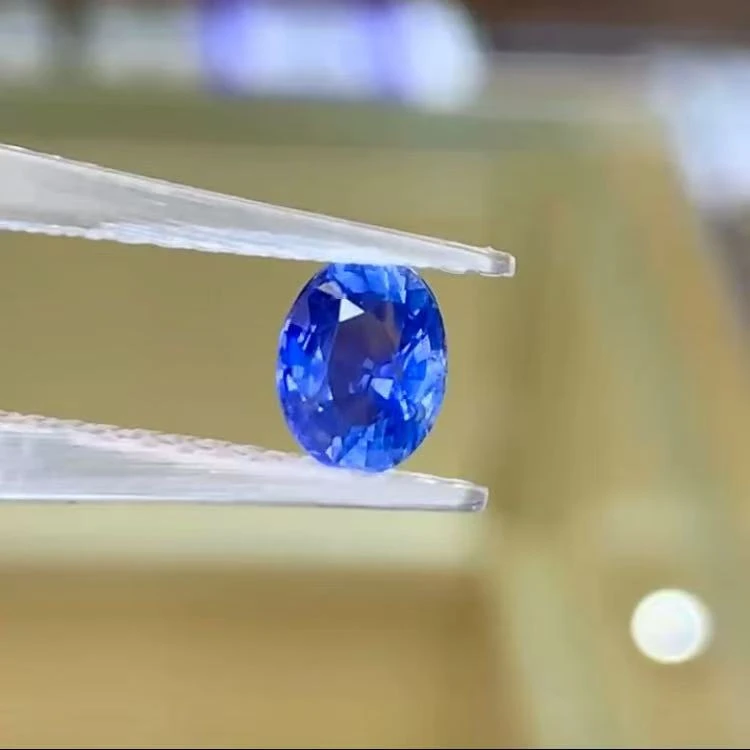 无烧矢车菊蓝宝石，1.03克拉