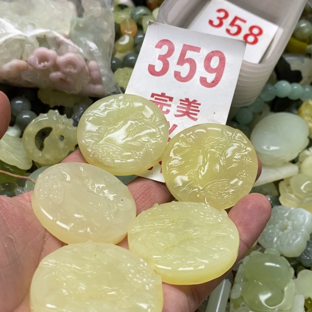 蛇纹石玉挂坠未镶嵌