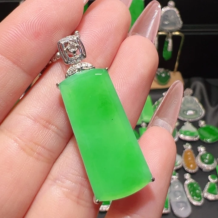 颈饰18K金镶嵌翡翠吊坠