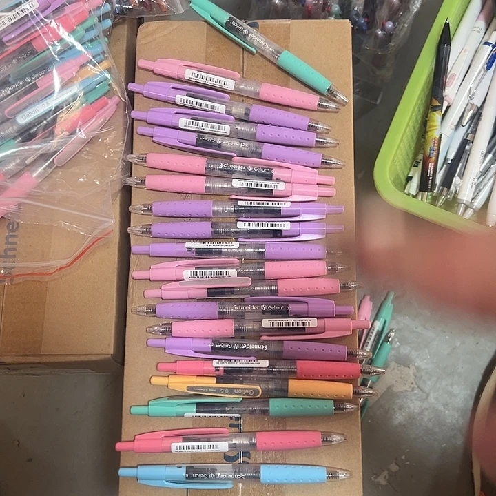 施奈德中性笔发10支随机发