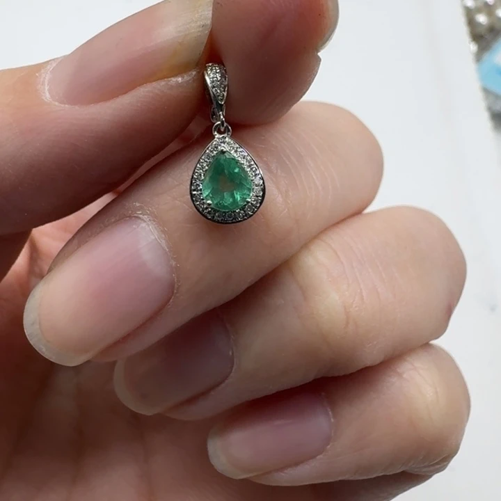 祖母绿未镶嵌颈饰