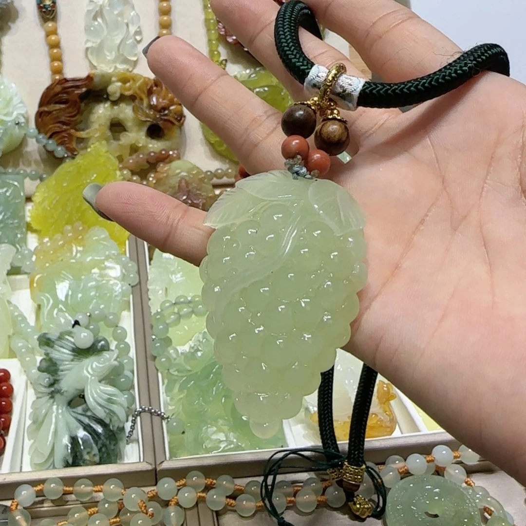 未镶嵌蛇纹石玉吊坠