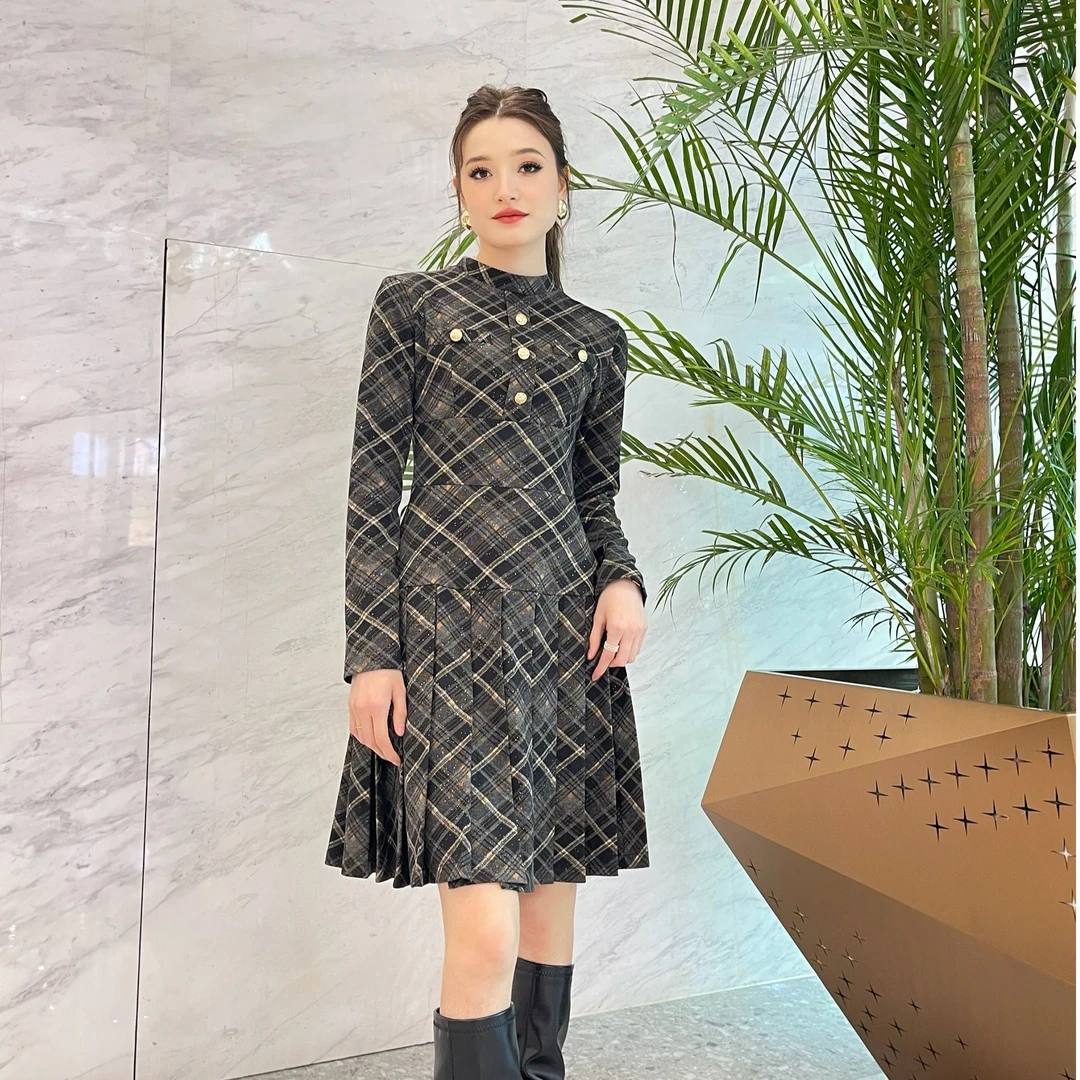 FARGIZ 2025 秋冬新款法式复古格子条纹短款A字裙