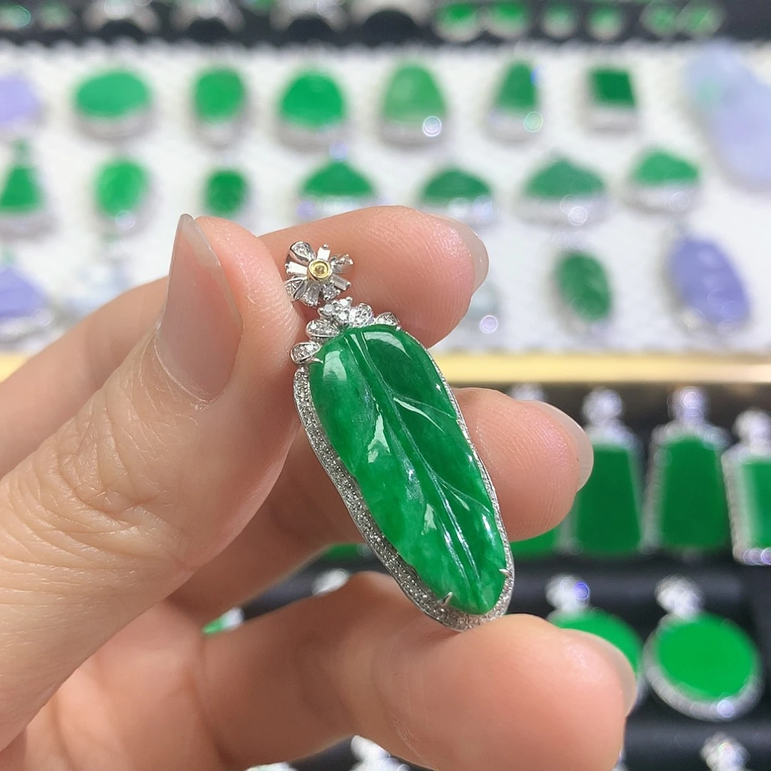 颈饰18K金镶嵌翡翠吊坠