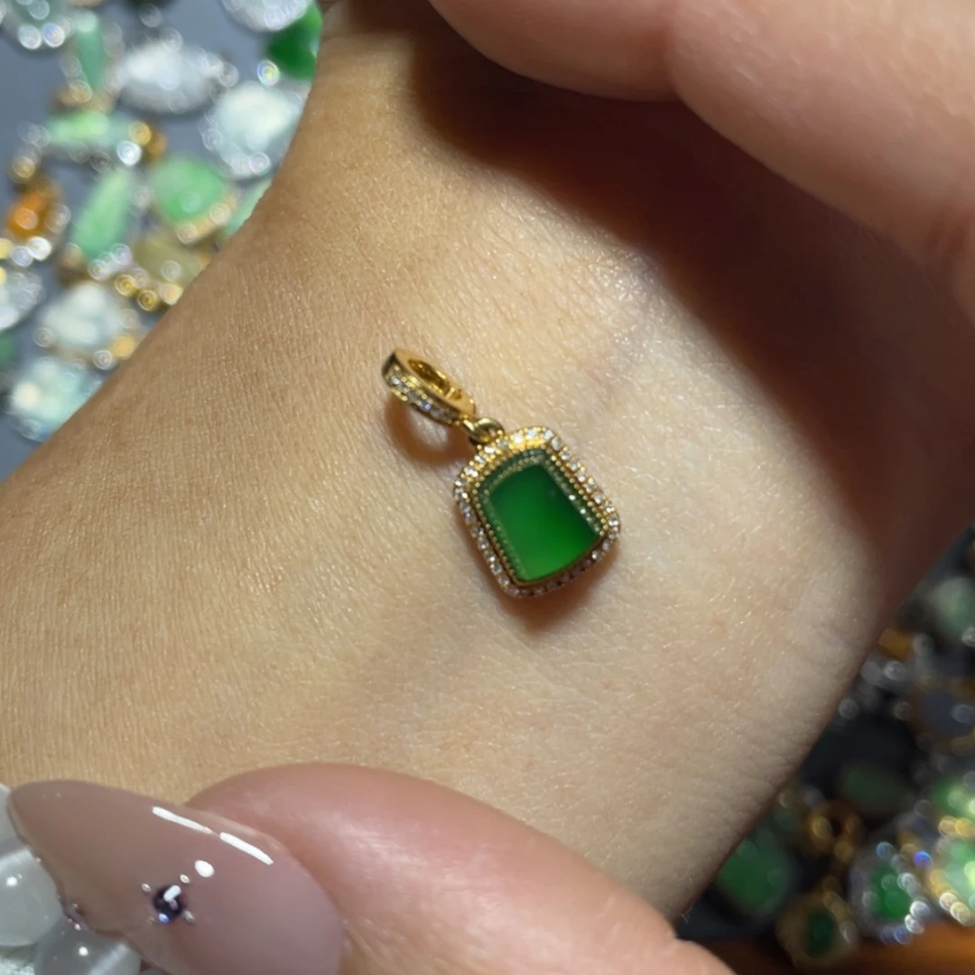 【闪购商品】翡翠吊坠(不含链)18K金镶嵌。*稳