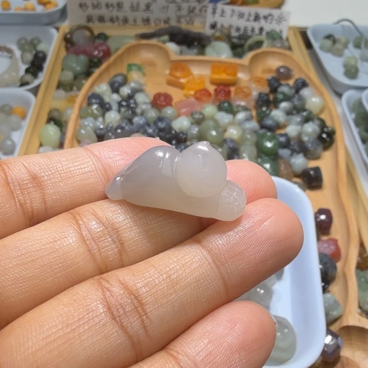 噜***啦和田玉未镶嵌珠宝半成品