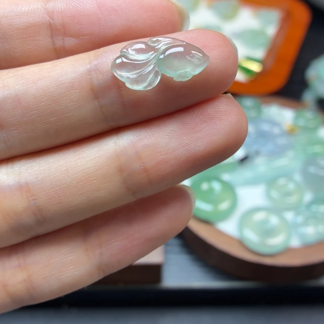 翡翠未镶嵌颈饰鱼