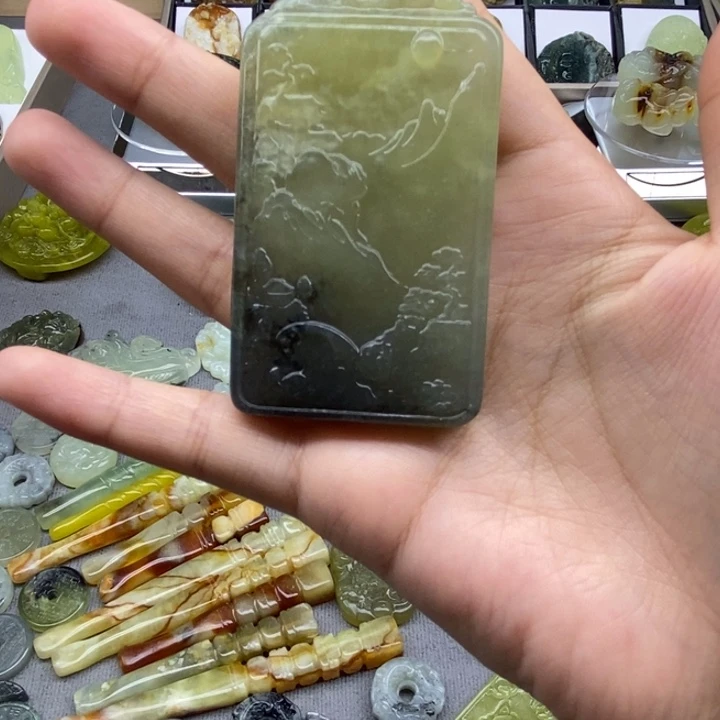上***心蛇纹石玉未镶嵌颈饰