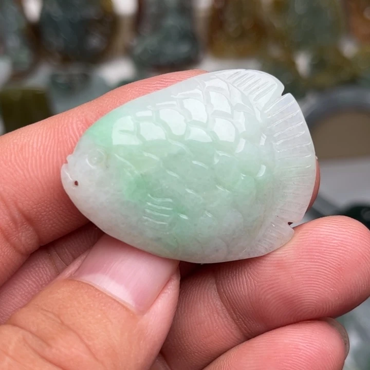 翡翠未镶嵌颈饰鱼