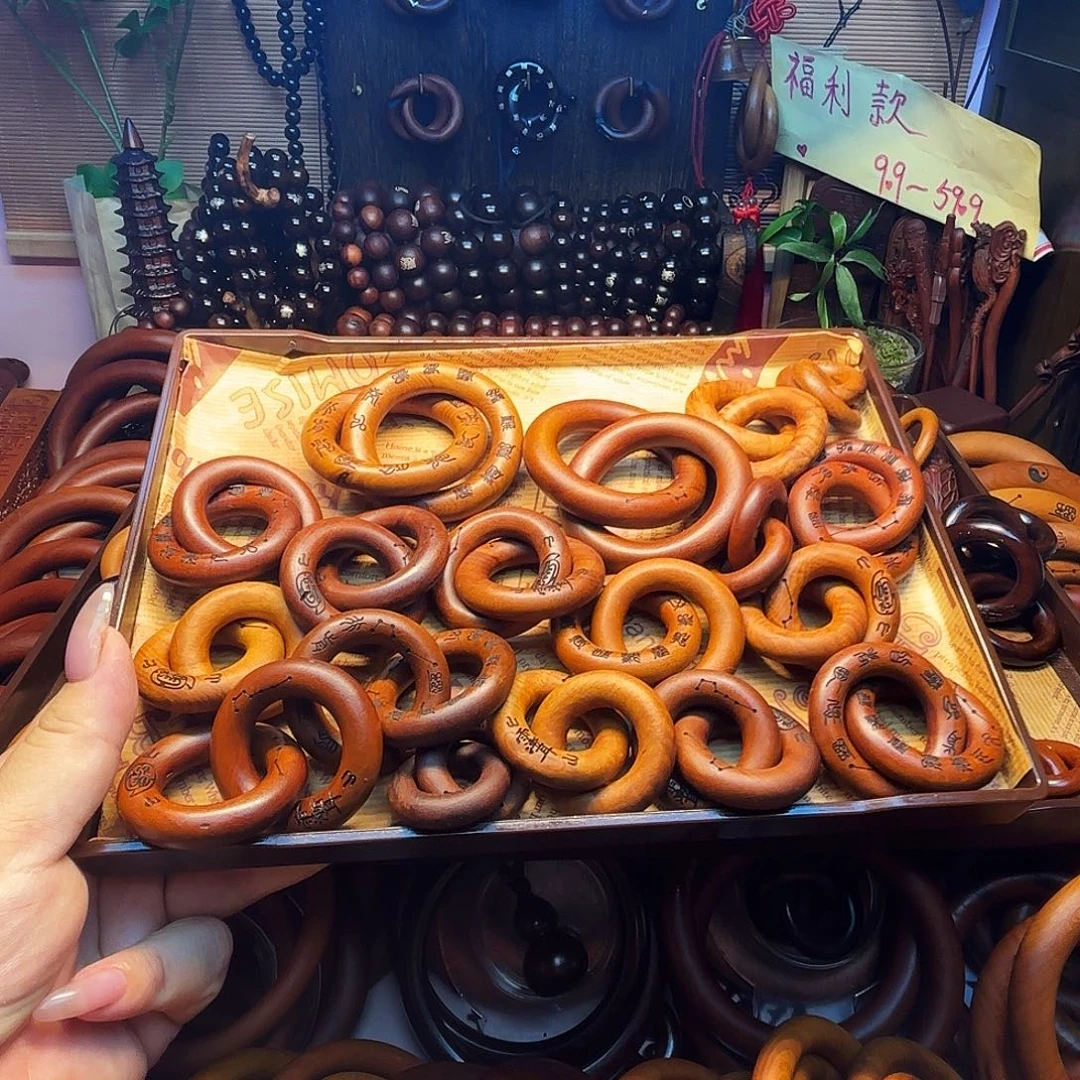 木盘子里随机挑枣木