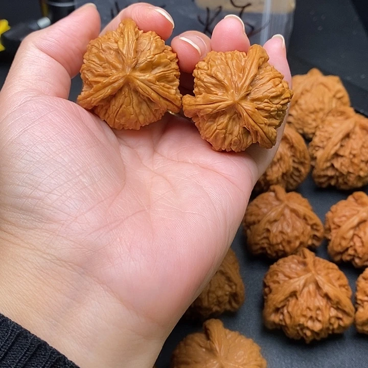 L***G把件文玩核桃白奔