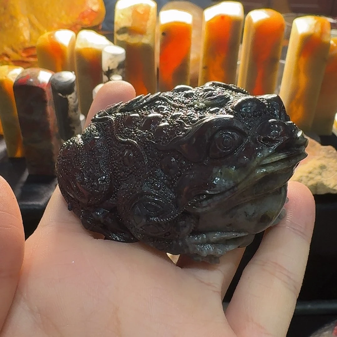 昌化石昌化绿皮紫田雕件