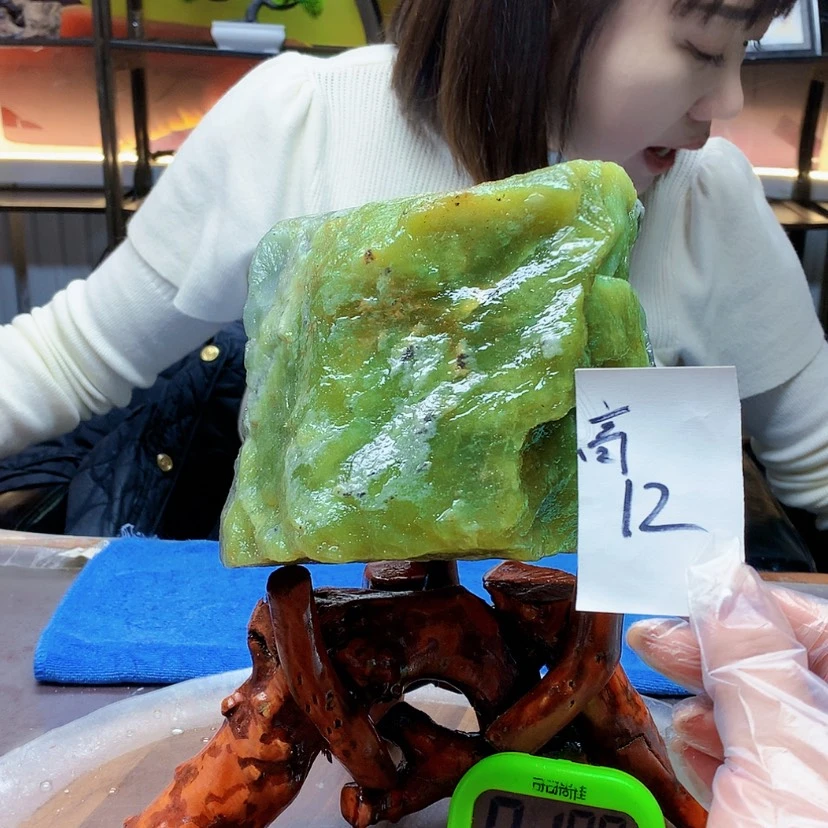 【闪购商品】未镶嵌蛇纹石玉原石搁*?