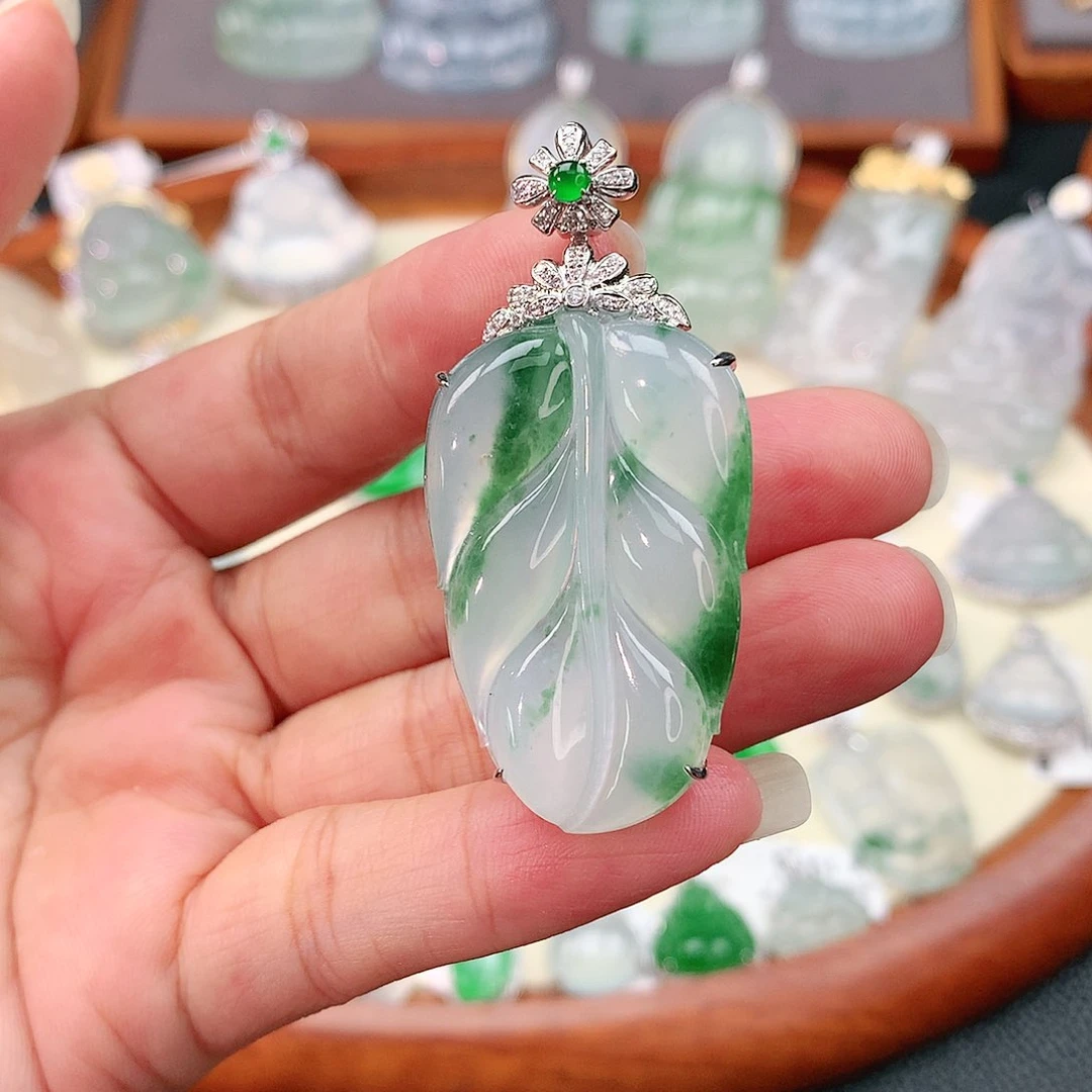 颈饰18K金镶嵌翡翠叶子