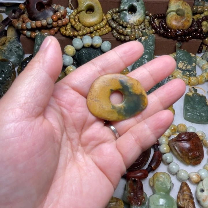 清***楚岫岩河磨玉（透闪石质玉）未镶嵌颈饰
