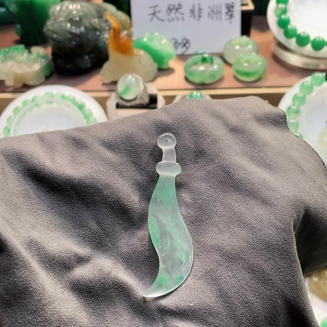 石英质玉未镶嵌吊坠