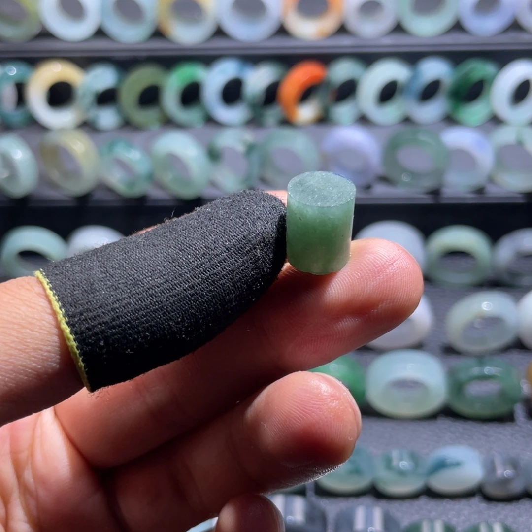 罗***伟定制翡翠未镶嵌天然翡翠