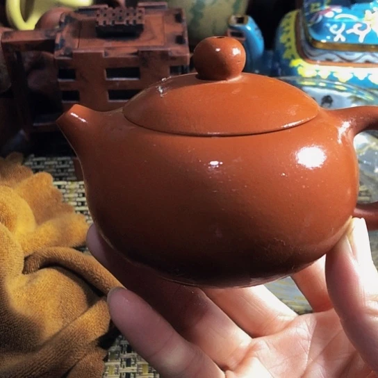 紫砂茶壶原矿泥料手工制作紫砂壶。