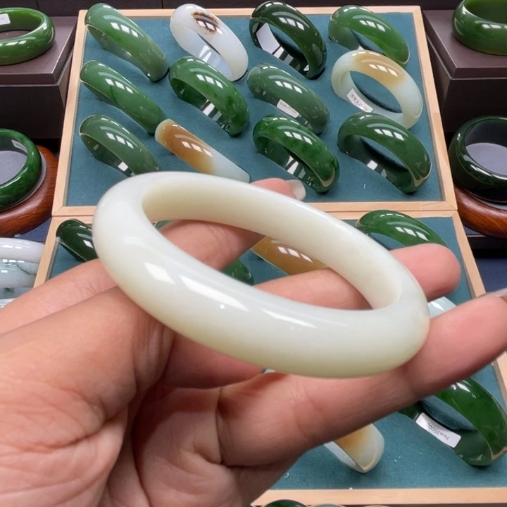 和田玉未镶嵌手镯