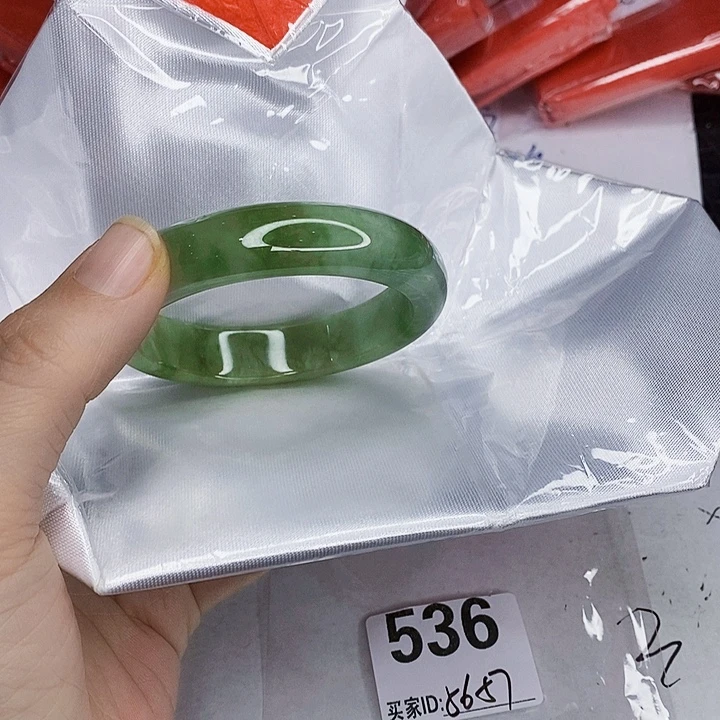 翡翠未镶嵌手镯一图一物实物为准（微瑕处理）