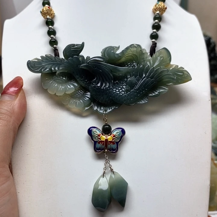 蛇纹石玉颈饰未镶嵌木**作