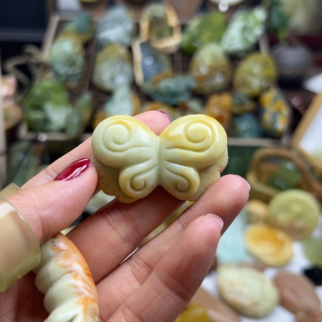 梅***莎岫玉未镶嵌颈饰辽阳蝴蝶