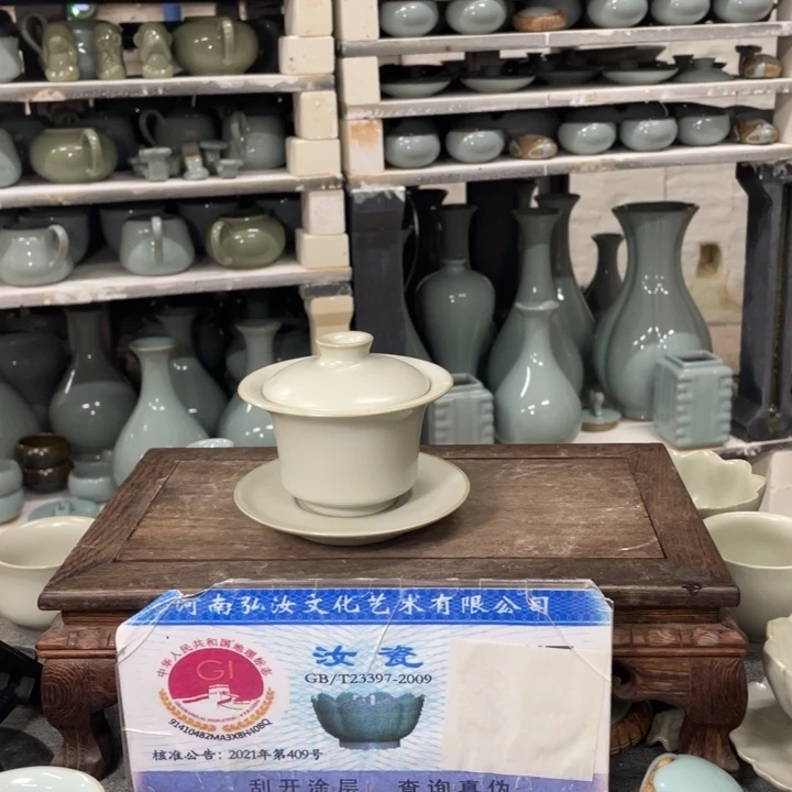 摆件月白釉手拉支烧马蹄盖碗