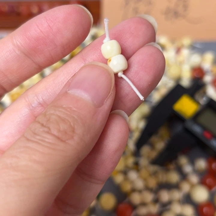蜜蜡未镶嵌裸石6mm一对