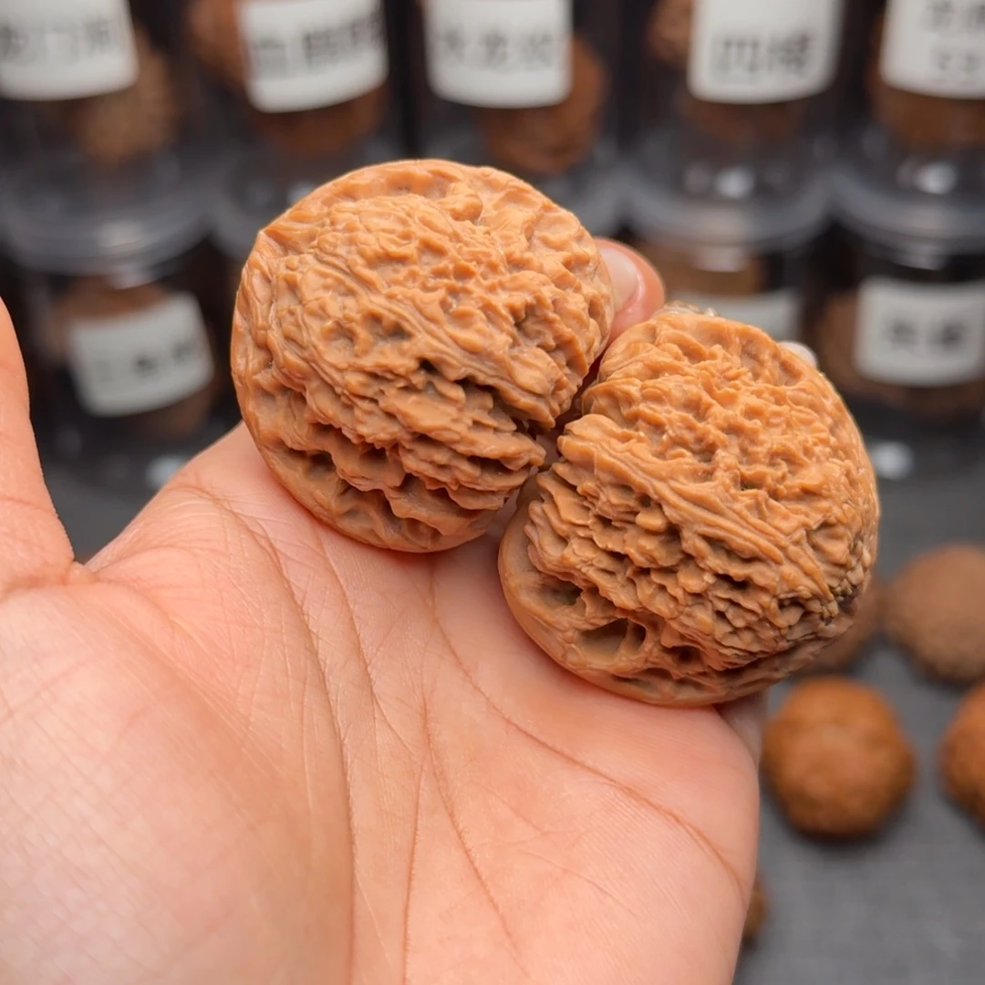 G***G文玩核桃把件粗筋三角南疆