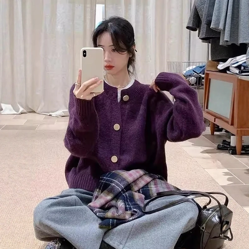 高级感紫色仿浣熊绒针织开衫女秋冬温柔风软糯短款毛衣外套上衣